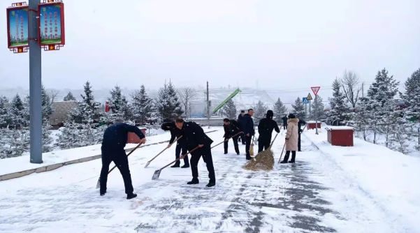 文明創(chuàng)建我先行——市產(chǎn)投集團組織員工開展積雪清掃活動(圖2)